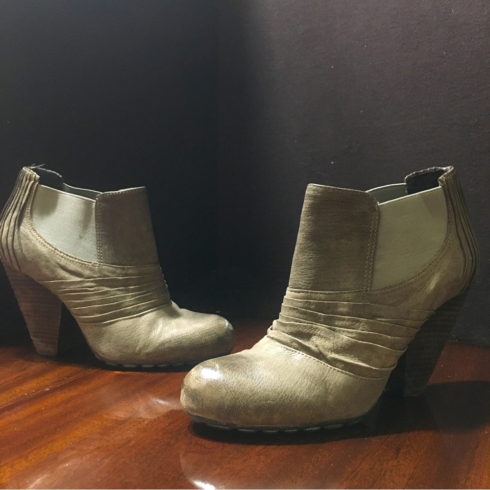 Vince Camuto Women's Tan beige Suede Bronco Ankle Bootie pull on ruched size 7